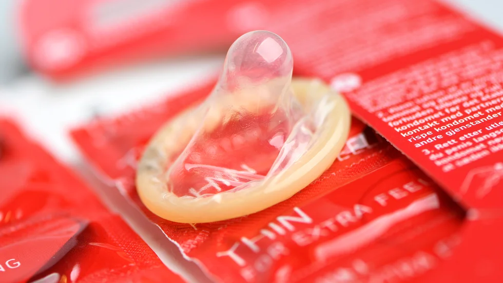 Kondom är det säkraste sättet att skydda sig mot sexuellt överförbara sjukdomar som klamydia och gonorré. (Arkivbild)