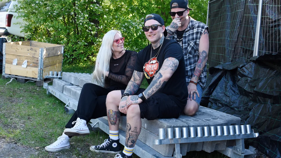 Sofie Svensson och Dom där (som heter Robin Jonsson och Andy Bergström) uppträder under Revanschen i Jokkmokk. På hemmaplan skulle många tro.