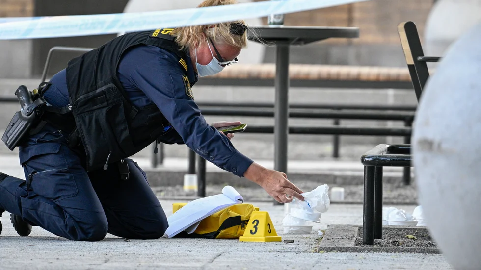 Fyra personer sköts i Farsta i södra Stockholm på lördagen. Två av dem dog av skadorna.