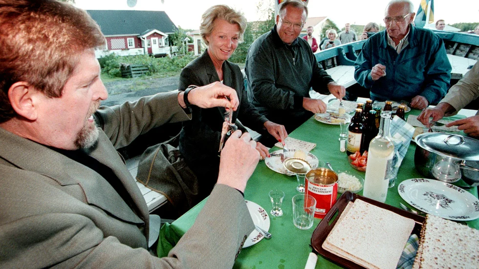Bilden är hämtad från surströmmingspremiären 1999, där Ebbe Vikberg tillhörde hedersgästerna tillsammans med Agneta Rosengren, statsminister Göran Persson och salterimästaren Arne Lundström.