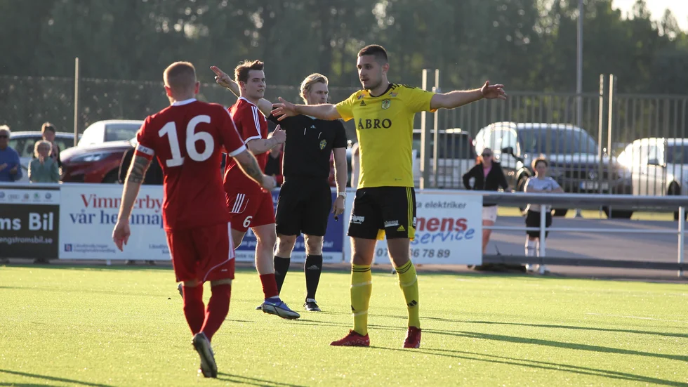 Haris Dreco jublar efter att ha gett Vimmerby IF ledningen i den andra halvleken.