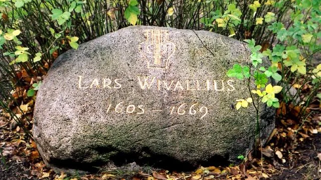 Lars Wivallius minnessten på Sofia kyrkogård i Stockholm. Intill vilar skalden Stig Sjödin och ytterligare några tiotal meter bort finns Cornelis Vreeswijks grav. BILD: LOLLO ASPLUND