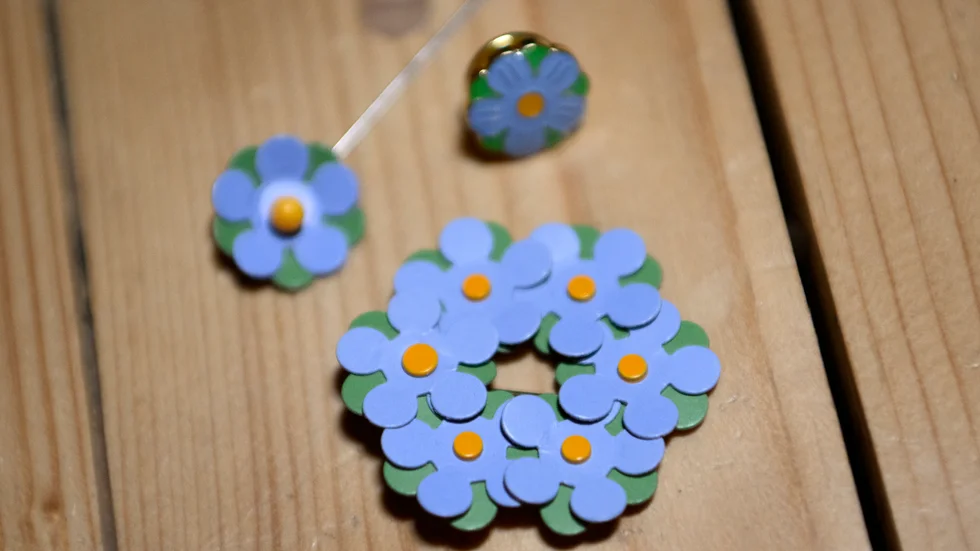 Skribenten tycker att alla barn ska få chansen att sälja majblommor.