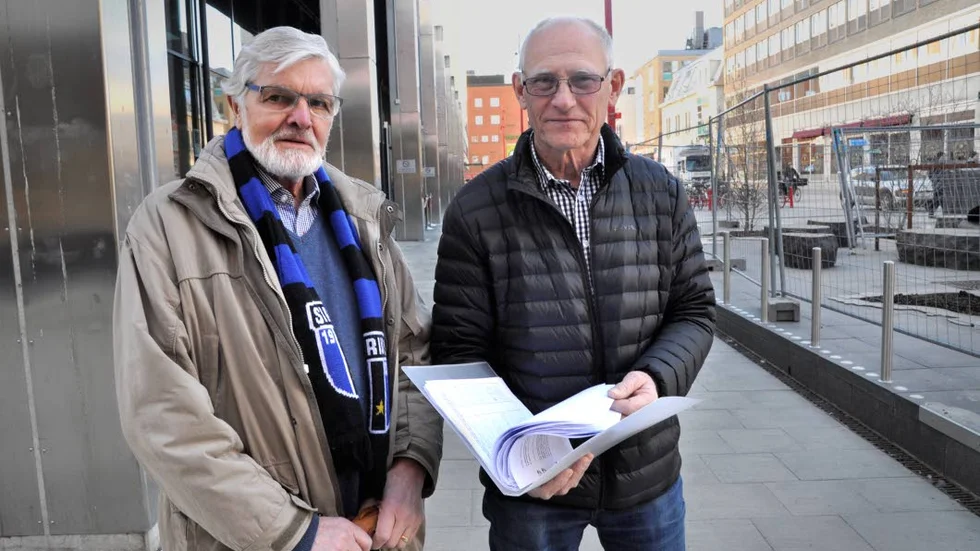 "Många flyttade till seniorboendet vid Dag Hammarskjölds väg på grund av närheten till bussen", säger Kurt Eriksson (tv), som följer med när Sören Gustafsson (th) ska lämna över namnlistan.