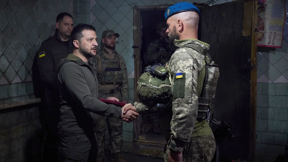 Volodymyr Zelenskyj tackar en soldat under ett besök i östra Ukraina i tisdags. Bild från ukrainska presidentkansliet.