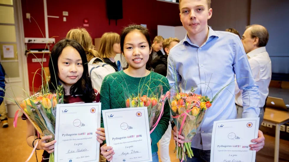 Det segrande laget. Från vänster Rika Nakato, Anja Zhou och Hugo Erixon.