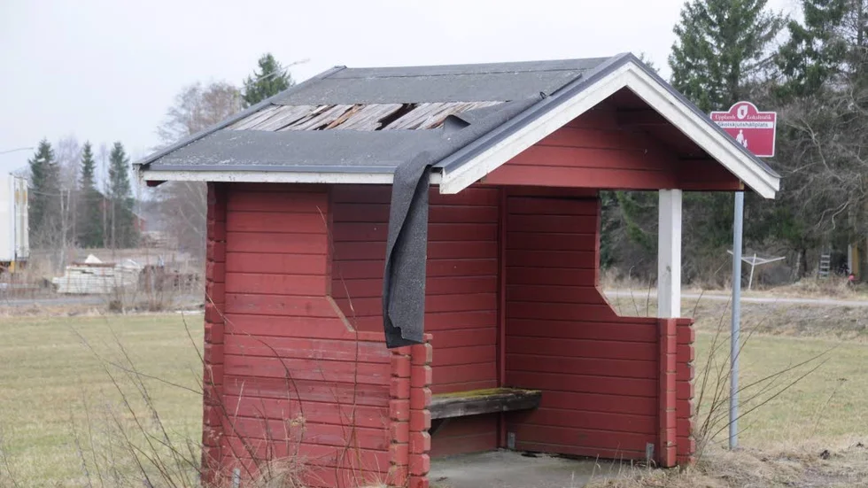 Skolskjutshållplatsen en bit ifrån Kyrkbyn har varit grovt förfallen i över ett års tid.