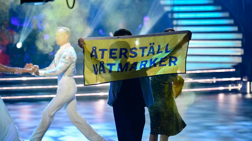 Aktivister med budskapet "Återställ våtmarker" tog sig in på dansgolvet under Charlotte Kallas dansnummer.
