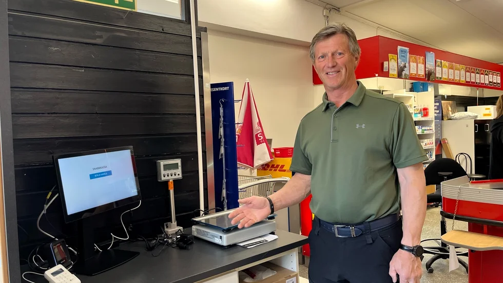 Kenth Eldebrink, som sitter i styrelsen för den ekonomiska förening som driver Nära Dej Morjärv, var nöjd när den digitala tekniken kunde införas i somras. Nu är han besviken och förbannad efter att tjuvar har besökt butiken upprepade gånger på obemannade tider.