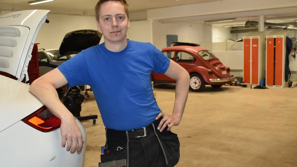 Erik Ingström tar emot såväl gamla som nya bilar i sin verkstad. Här finns plats för ett tiotal fordon.