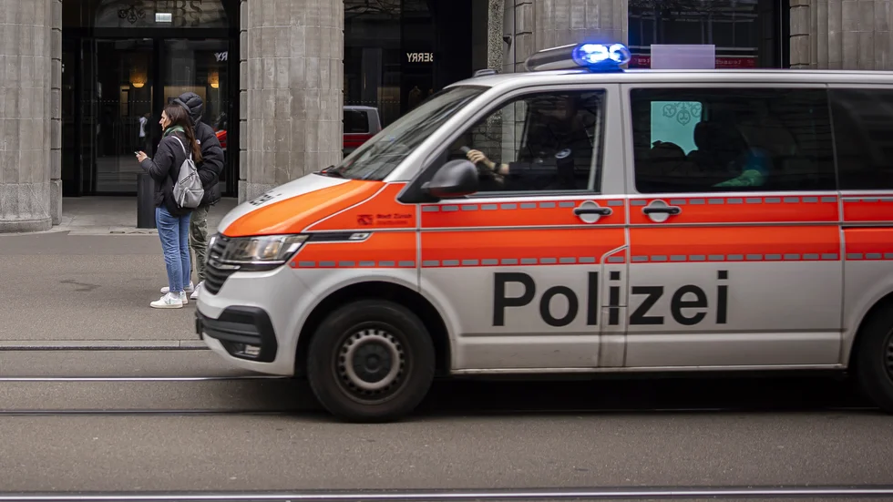 Schweizisk polis utreder omständigheterna kring flygolyckan. Arkivbild.