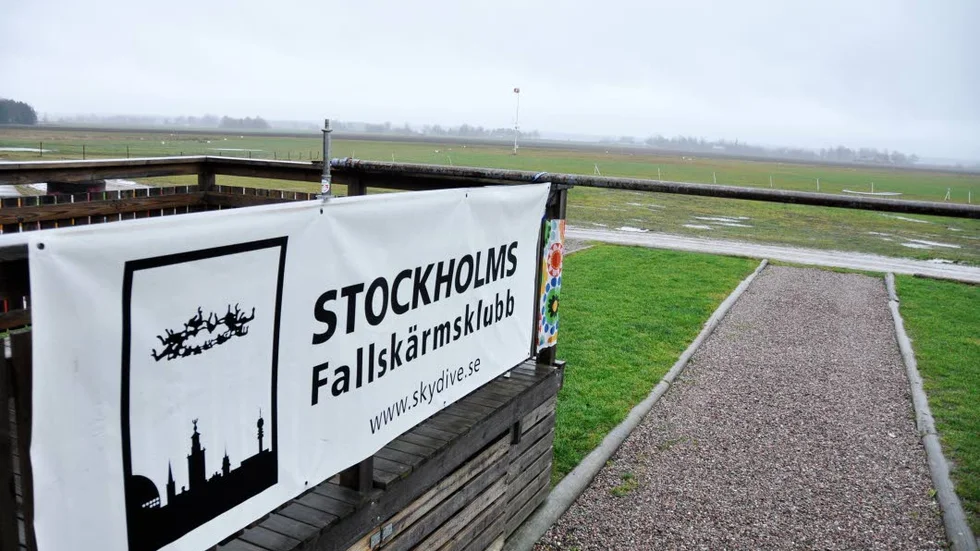 Mannen hade fått ett hopp hos Stockholms fallskärmsklubb i present av sin fru.