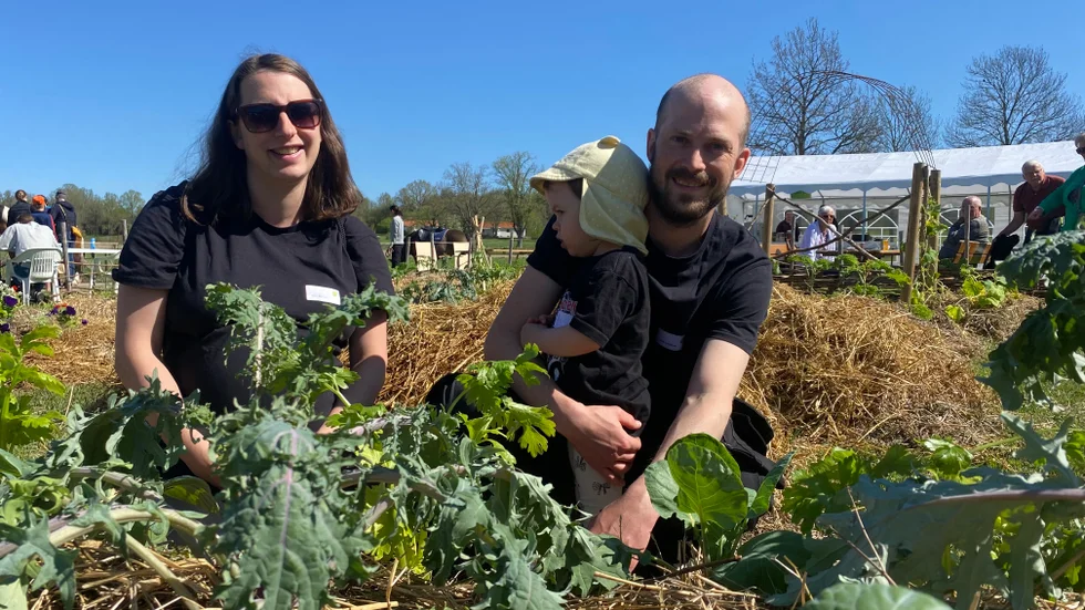 Jacob Lundgren och Anne Bünder väljer att satsa helhjärtat på att driva företag på Jacobs barndomsö. Tillsammans med dottern Ylvi har de valt att bosätta sig permanent på ön.