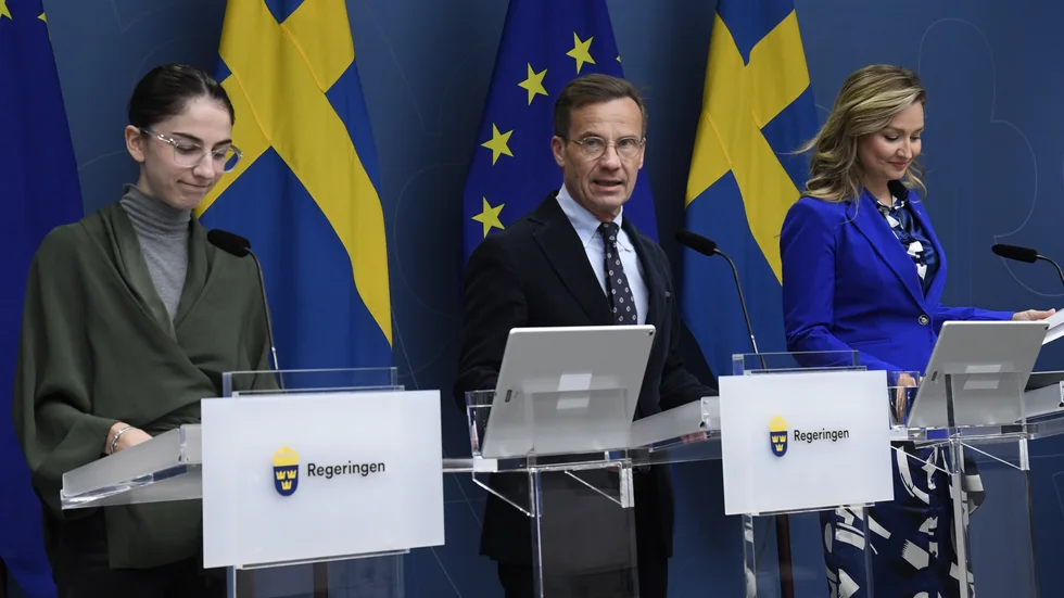 Regeringen lovar pengar till kommuner som säger ja till ny vindkraft. Tillvägagångsättet är tyvärr kortsiktigt och kan skada Norrland. På bilden klimat- och miljöminister Romina Pourmokhtari (L), statsminister Ulf Kristersson (M) samt energi- och näringsminister Ebba Busch (KD).