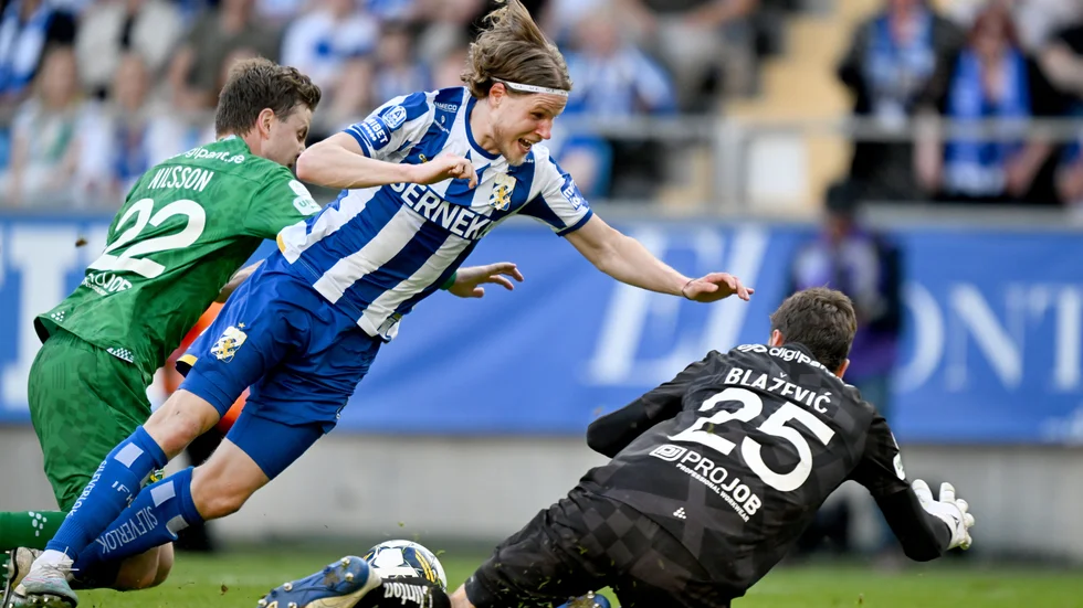 IFK Göteborgs Gustaf Norlin fälls i duell med Hammarbys Joel Nilsson – det räddade oavgjort 1–1 i matchen.