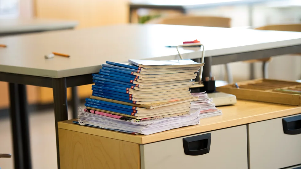 Inköpsstopp, bland annat på läromedel, är en av besparingarna som genomförs inom skolan.