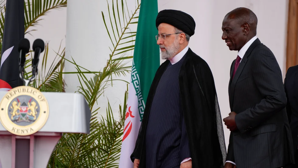 Irans president Ebrahim Raisi och Kenyas president William Ruto anländer till en presskonferens.