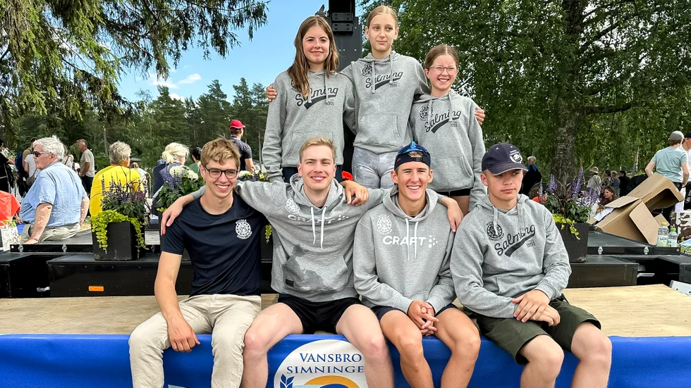 Samtliga simmare från Motala simsällskap samlade efter målgång i Vansbrosimningen. Som lag gjorde de det riktigt bra men individuellt hade de hoppats på mer. 