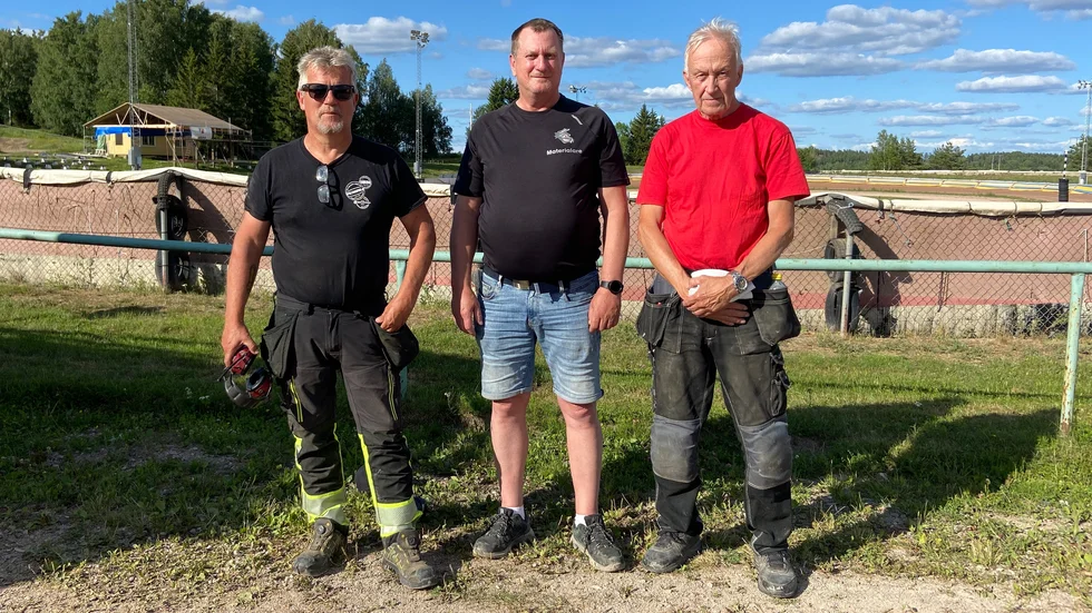 Mats Boström, Janne Bruhn och Roland Nygren är några av alla som kämpat för att få ordning på banan på Svansta. De har turats om att harva banan de senaste dagarna.