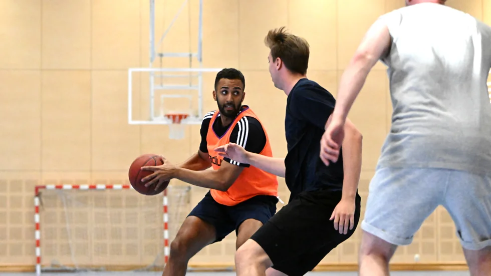 Jonathan Person har, precis som sina bröder, följt i pappa Ikes fotspår in i basketen. ”Han är mycket, mycket, saknad”, säger han.