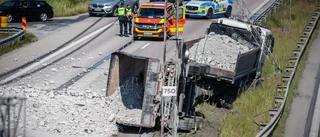 BILDEXTRA: Stort räddningspådrag när gruslastbil välte på E4