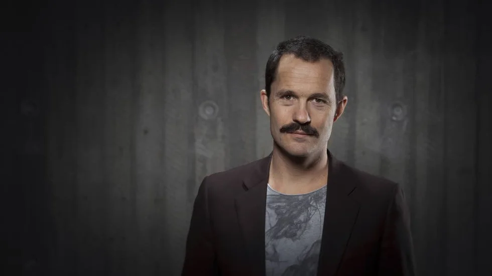 Jens Liljestrand har skrivit ett epos om den man som skrev utvandrarnas epos, menar kurirens recensent.