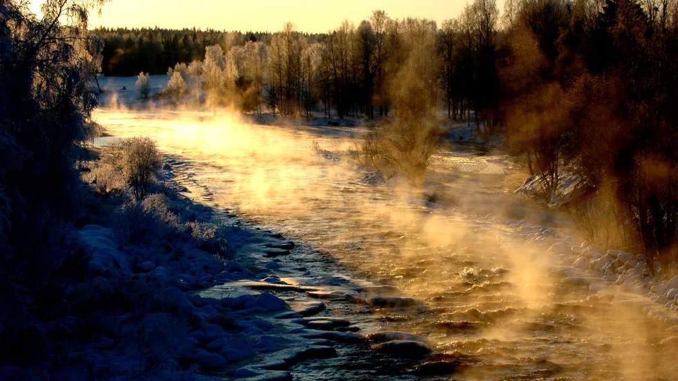 En rykande Råneälv.