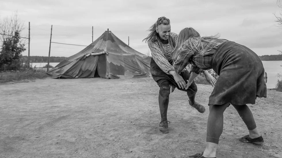 Skadad. Moa Autio gjorde illa sig under en föreställning i fredags då hon dansade tillsammans med Eliisa Erävalo.
