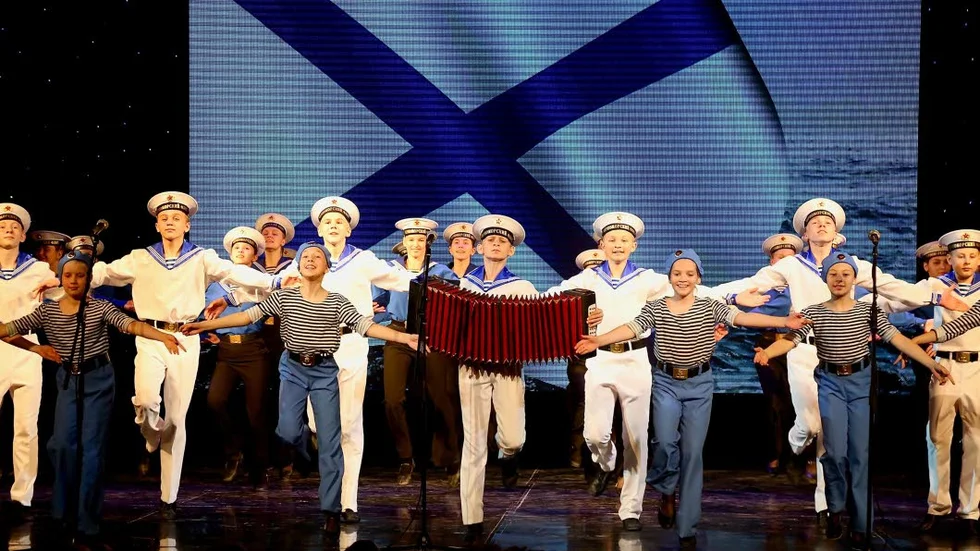 Sevastopols unga dansar för gästerna på filmfestivalen. Foto: Natasja Tjetverikova
