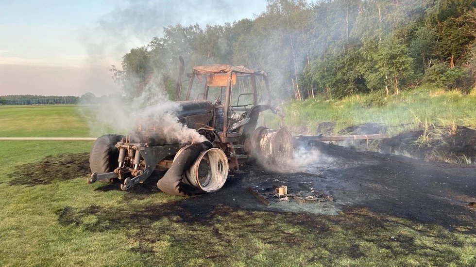 En traktor stod i lågor under torsdagskvällen.