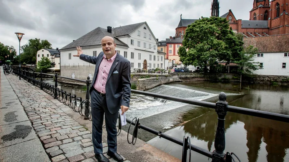 Förändring. Mohamad Hassan (FP) vill krympa och flytta cykelparkeringen norrut på Östra Ågatan för att lämna plats åt en bredare trottoar, trädplanteringar och uteserveringar.