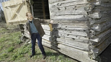 500-årig lada i Lakbäck renoverad.
Per Lundgren fån Upplandsmuseet berättar om ladan.