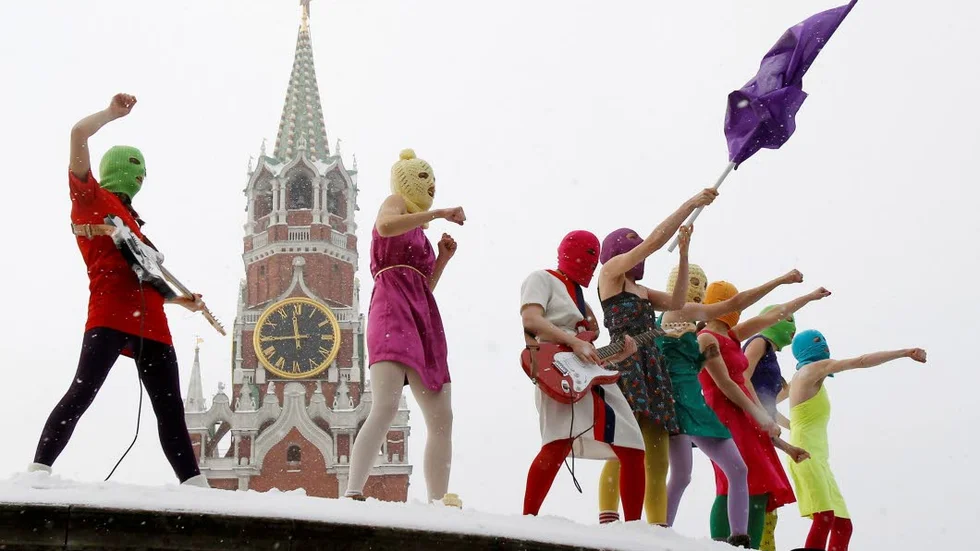 Urpremiär. ”Pussy riot – en punkbön” nygger på Masha Gessens bok om den ryska performancegruppen.