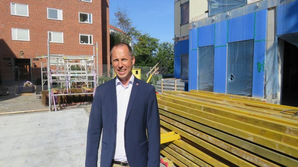 Gammalt och nytt blandas när studentbostadsområdet på Studentvägen förtätas. Kommunstyrelsens ordförande tog en titt på ett av de nya bostadshus som Stiftelsen Stockholms nations studentbostäder nu bygger i området.