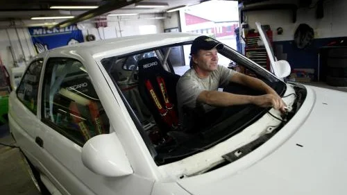 Östgötarallyt på fredag kan bli hans sista SM-deltävling i karriären. Bland annat därför sliter Jari Saarinen natt och dag för att få ordning på bilen efter kraschen.Bild: PETER JIGERSTRÖM