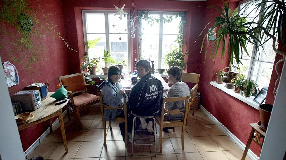 Yacine Bakhti-Lindgren, Petter Ölvingson och Svante Stridh i det enda rummet som är helt färdigt  mat-rummet. Nu är Sinkadus åtminstone mer hus än bygge. Det har tagit sex år. "Ibland måste man få bara bo, leva, göra andra saker också. Men när man har kraft och pengar, då går det framåt igen..." Bild: JAN CHRISTER PERSSON