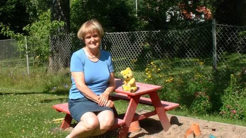 Ann-Mari Tormalm, här hemma i Björsäter, kommer nu också med en barnbok: Hedda och nallen som visslade. Bild: SVANTE STRÖMBERG