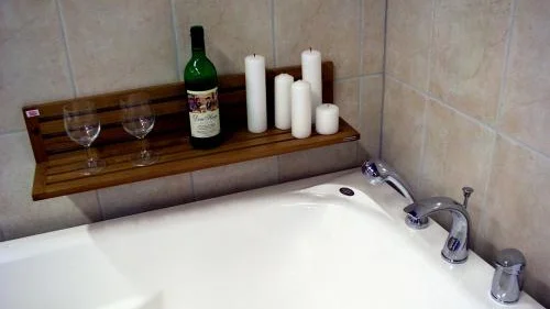 Många satsar på bubbelbad. Små hyllor med plats för levande ljus är billiga men uppskattade tillbehör.PRESSENS BILD