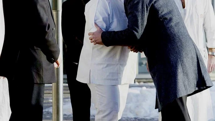 Pappan, kronprins Haakon, tackade personalen på Rikshospitalet i Oslo. PRESSENS BILD