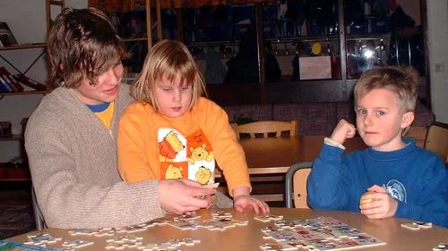 Tommy Jacksson tycker det är tråkigt att fritidsgården ska avvecklas. Gården används som fritidshem dagtid och det är då Tommy jobbar, här tillsammans med Elin Axelsson och Felix Wärn.