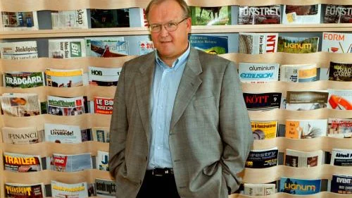När Göran Persson själv fick välja fotoplats för att ge en bild av sig och sin politik, valde han en gigantisk tidningshylla. För honom en symbol för den svenska skogen och en påminnelse om förvaltaruppgiften, att plantera träd för kommande generationer. "Det är stort  fjärran från roffarkapitalism."