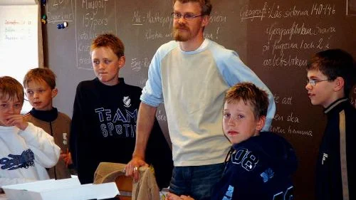 Eleverna i klass 5 B i Rimforsa sluter upp bakom sin lärare Kristian Svalin. Men i höst måste de vänja sig vid ytterligare en ny klassföreståndare. Bild: TORBJÖRN LINDQVIST