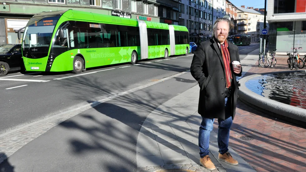 Christian Resebo säger att Davidhallsgatan är en gata som byggts om med separata busskörfält åt ena hållet.