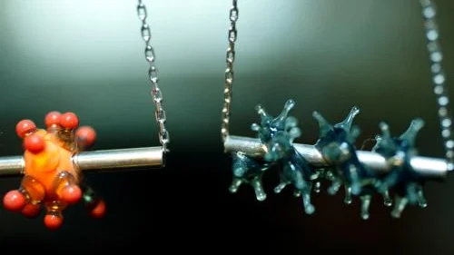 De spännande glaspärlorna, skapade av Moa Frisk, kan bli en del av både halsband och  handband.
