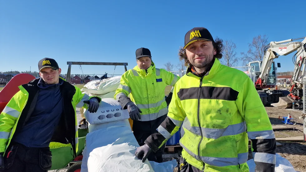Under veckan lägger Taras Barylskyi, Vasyl Oleksiuk, Dmytro Arovyi från Terra service nytt gummi på Hamnängens lekplats vid Trosa gästhamn.