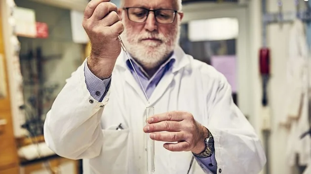 Adolf Gogoll utför kemisk analys av innehåll från Alfred Nobels laboratorieflaskor