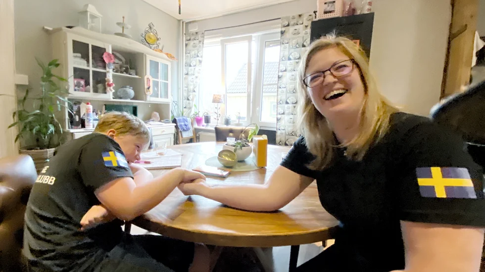 Sonnie, som tog tre medaljer i SM, vinner gärna över mamma Madelene när de tränar armbrytning hemma. 