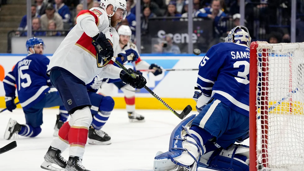 Floridas vänsterforward Matthew Tkachuk försöker ta en retur efter en räddning av Torontos målvakt Ilja Samsonov.