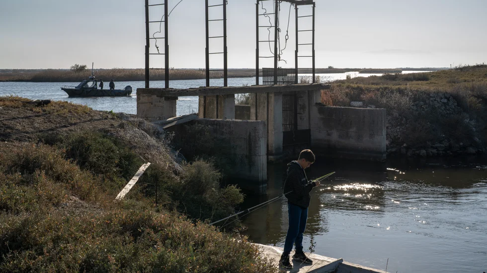 I bakgrunden syns en polisbåt patrullera på floden Evros som utgör en naturlig gräns mellan Grekland och Turkiet. Arkivbild.
