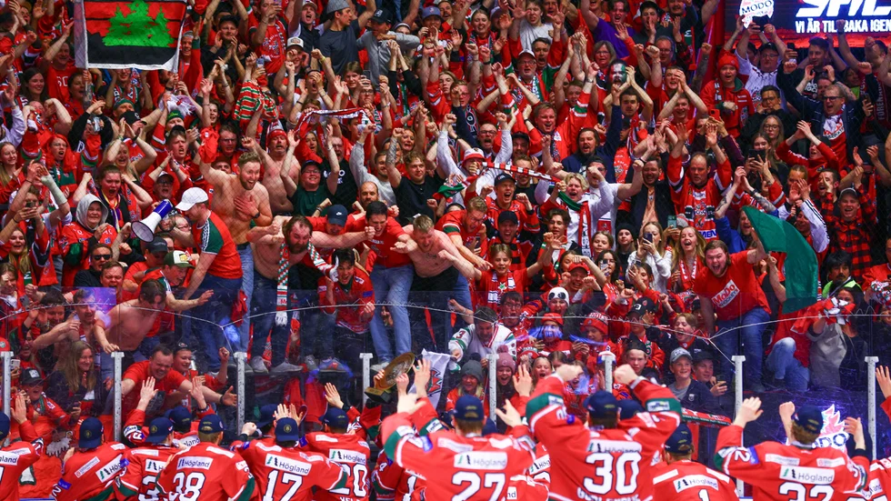 Modospelare firar med supportrarna efter SHL-avancemanget.